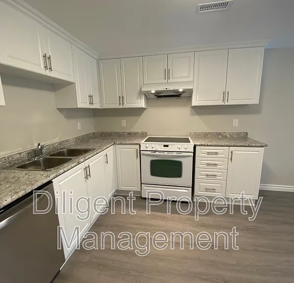 1528 Redwood Dr #LOWER — Photo 2