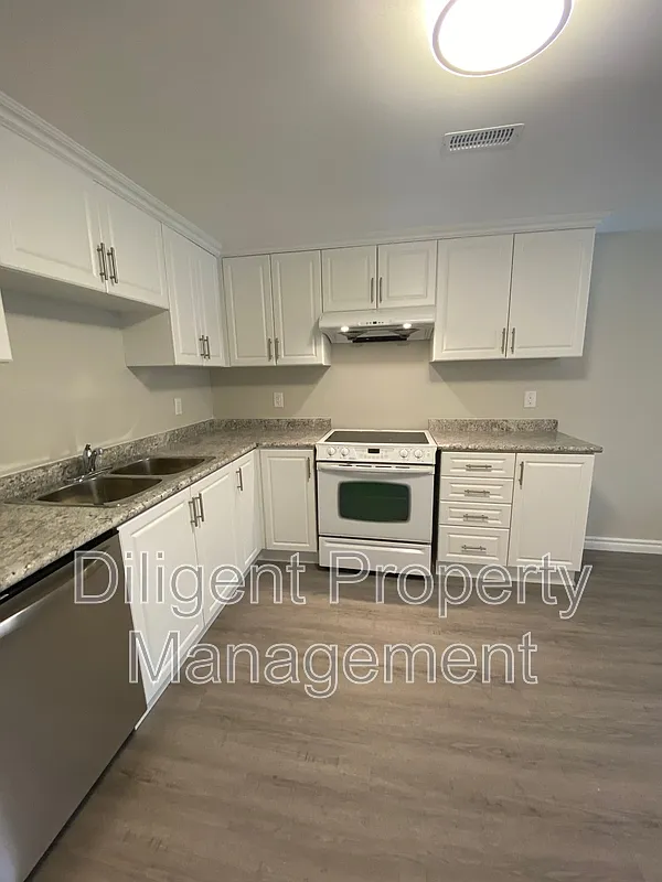 Building Photo - 1528 Redwood Dr #LOWER
