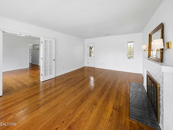 5th image of 957 Bluff View Rd