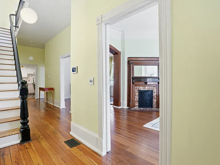 524 E Henry St — Photo 7