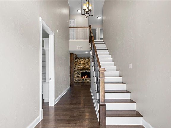 4th image of 1201 Robbins Rd