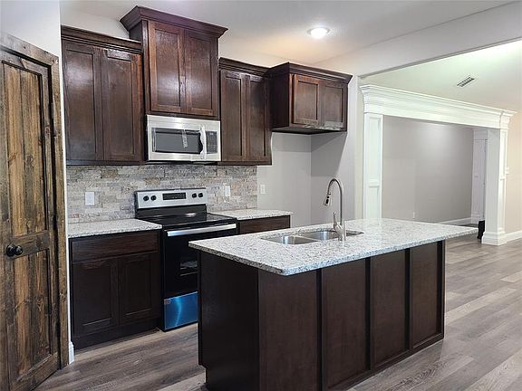5th image of 701 E Jefferson Ave