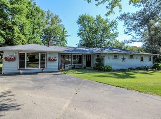 98 Oakland Rd, Cambridge, WI 53523