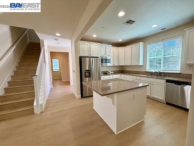 4 bed, 2120 sqft, $4,995 — Photo 2