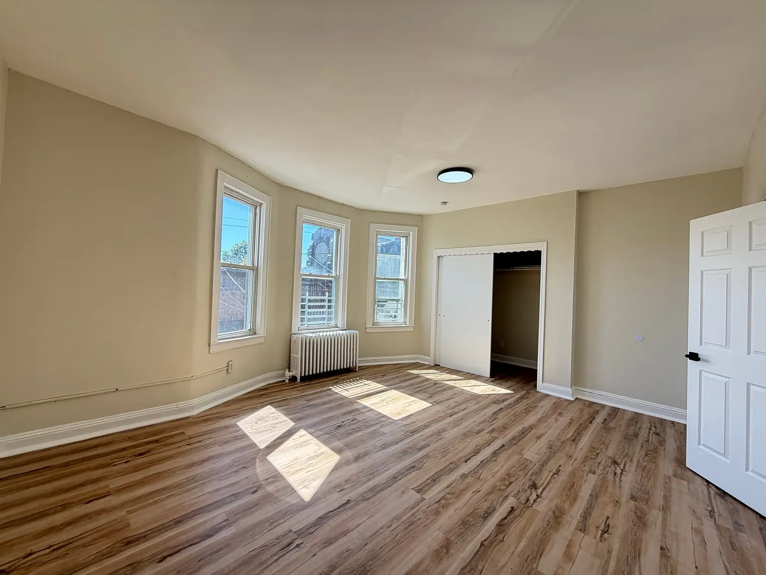 3 bed, 1000 sqft, $2,500 — Photo 3