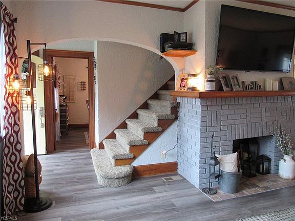 3rd image of 125 Woodhill Dr