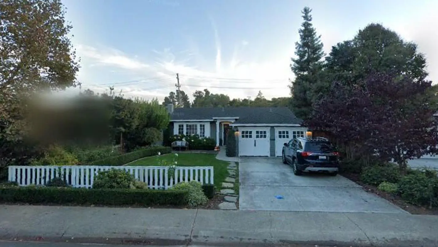 391 Hedge Rd photo 1