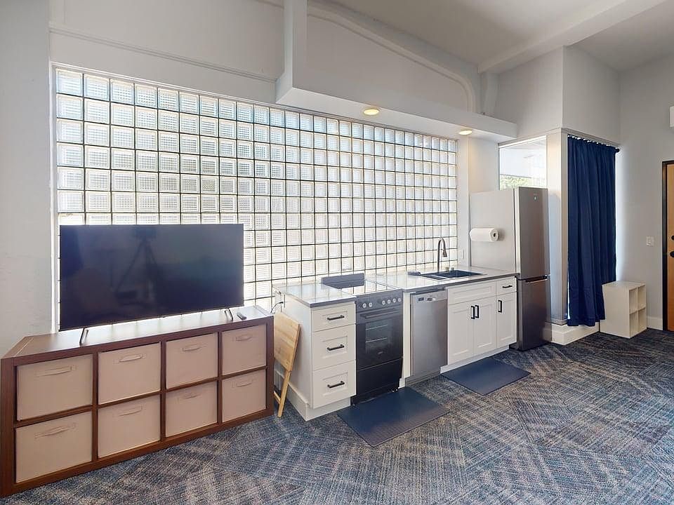 1st image of 2845 Marine Dr #1