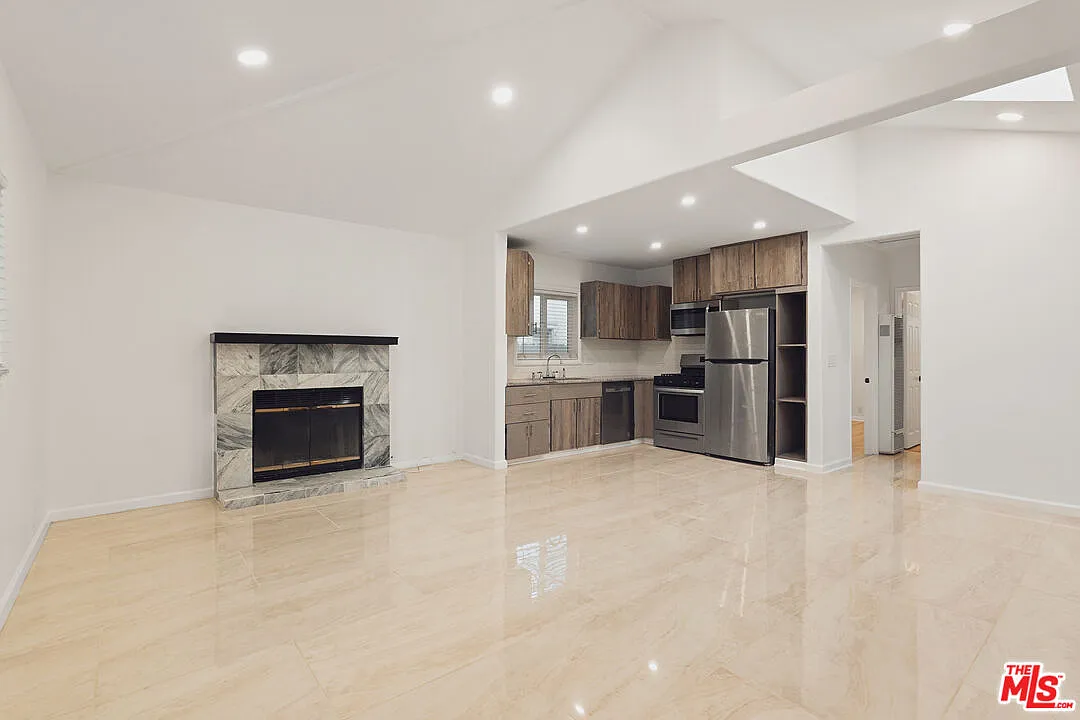 2 bed, 1.0 bath, 860 sqft, $4,995 — Photo 4