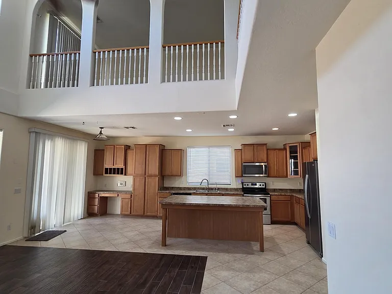 2709 W Redwood Ln — Photo 7