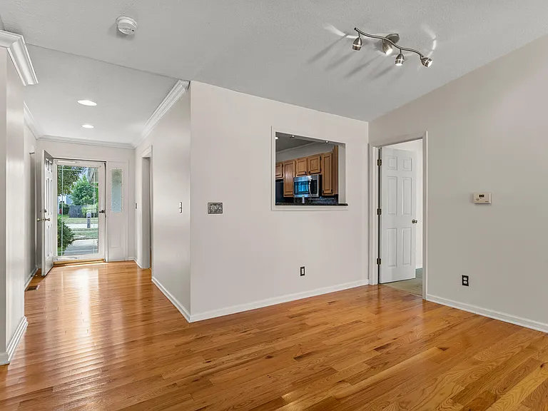 708 Phlox Dr — Photo 3