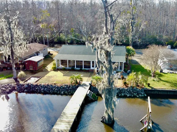 2208 Canal Cove Road, Lake Waccamaw, NC 28450