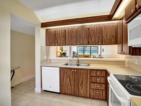 5th image of 6037 Balboa Circle #101