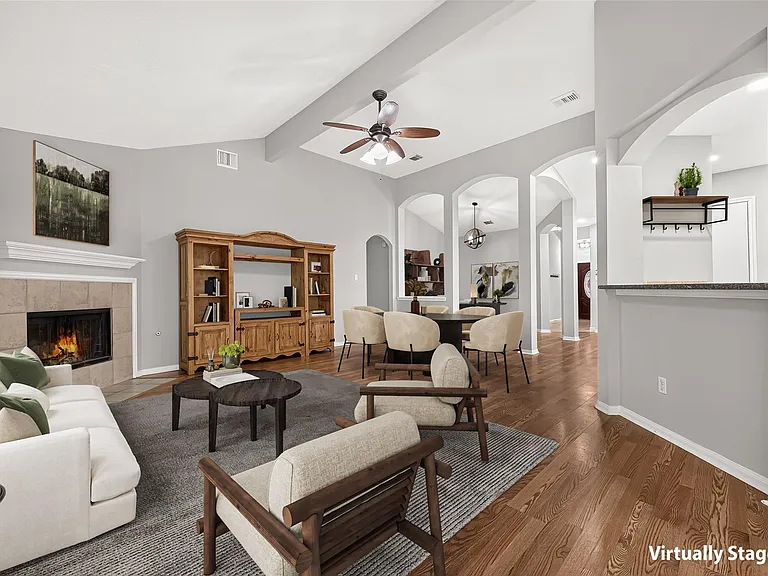 1810 Ashton Village Dr — Photo 2