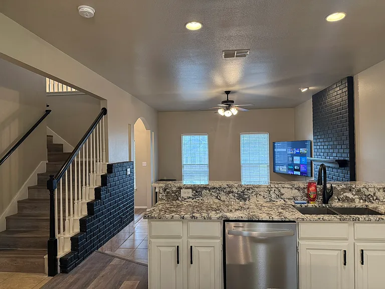 809 Almadin — Photo 15