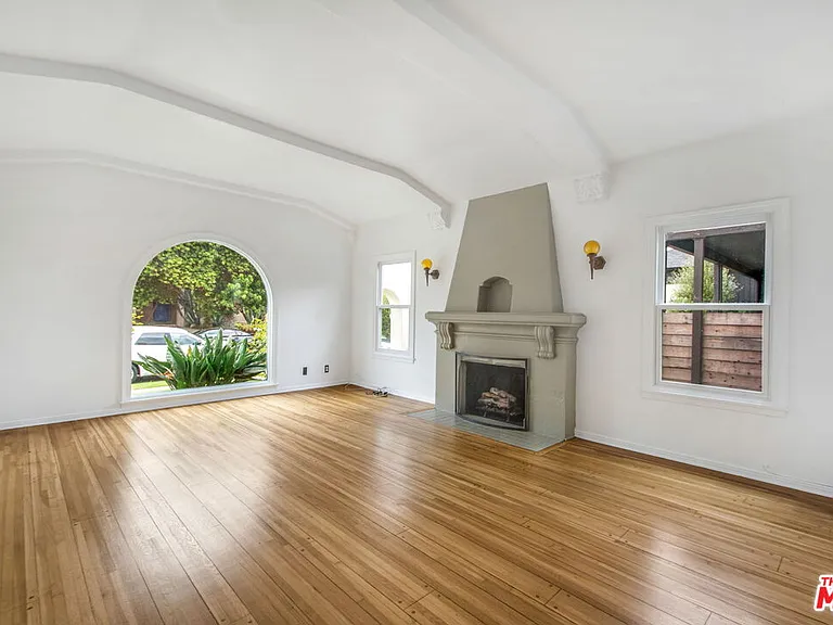 4126 S Bronson Ave — Photo 3
