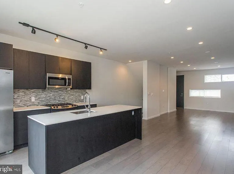 527 W Jefferson St — Photo 5