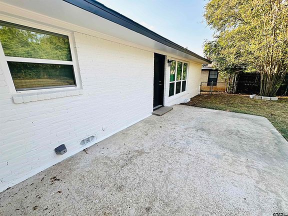 3rd image of 2116 Pinecrest Dr