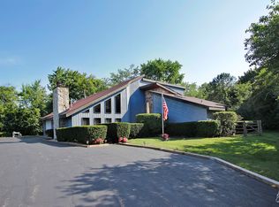 1300 Minard Ln, Libertyville, IL 60048