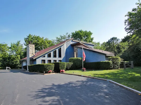 1300 Minard Ln, Libertyville, IL 60048