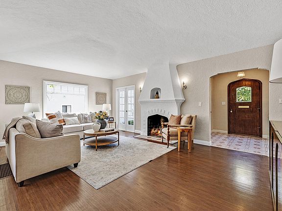 4th image of 885 Rodney Dr
