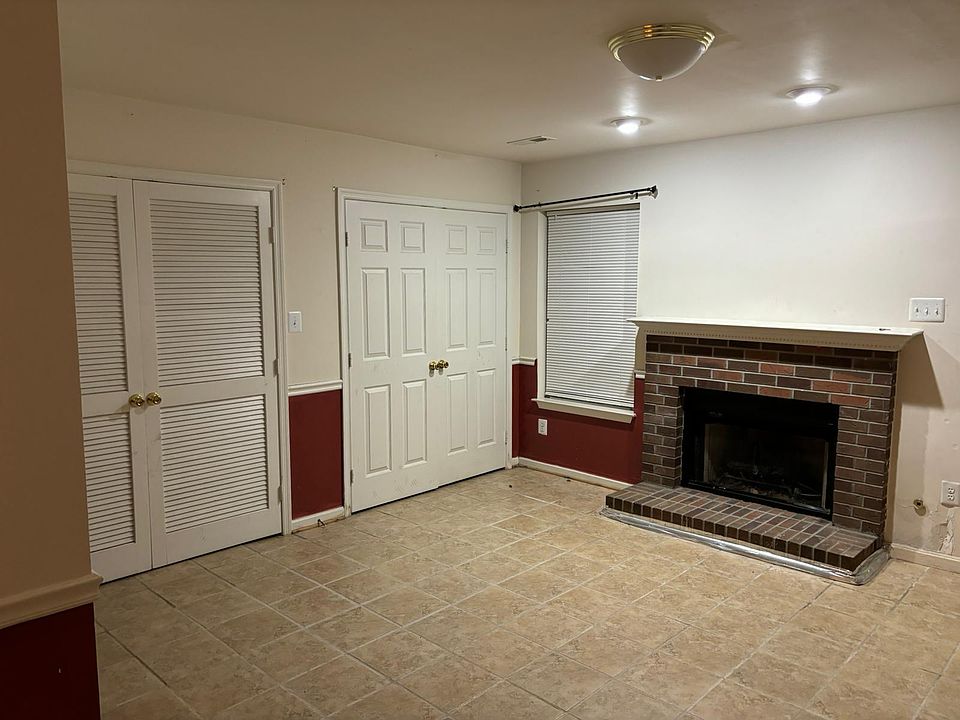 Fire place/guest room at entry level