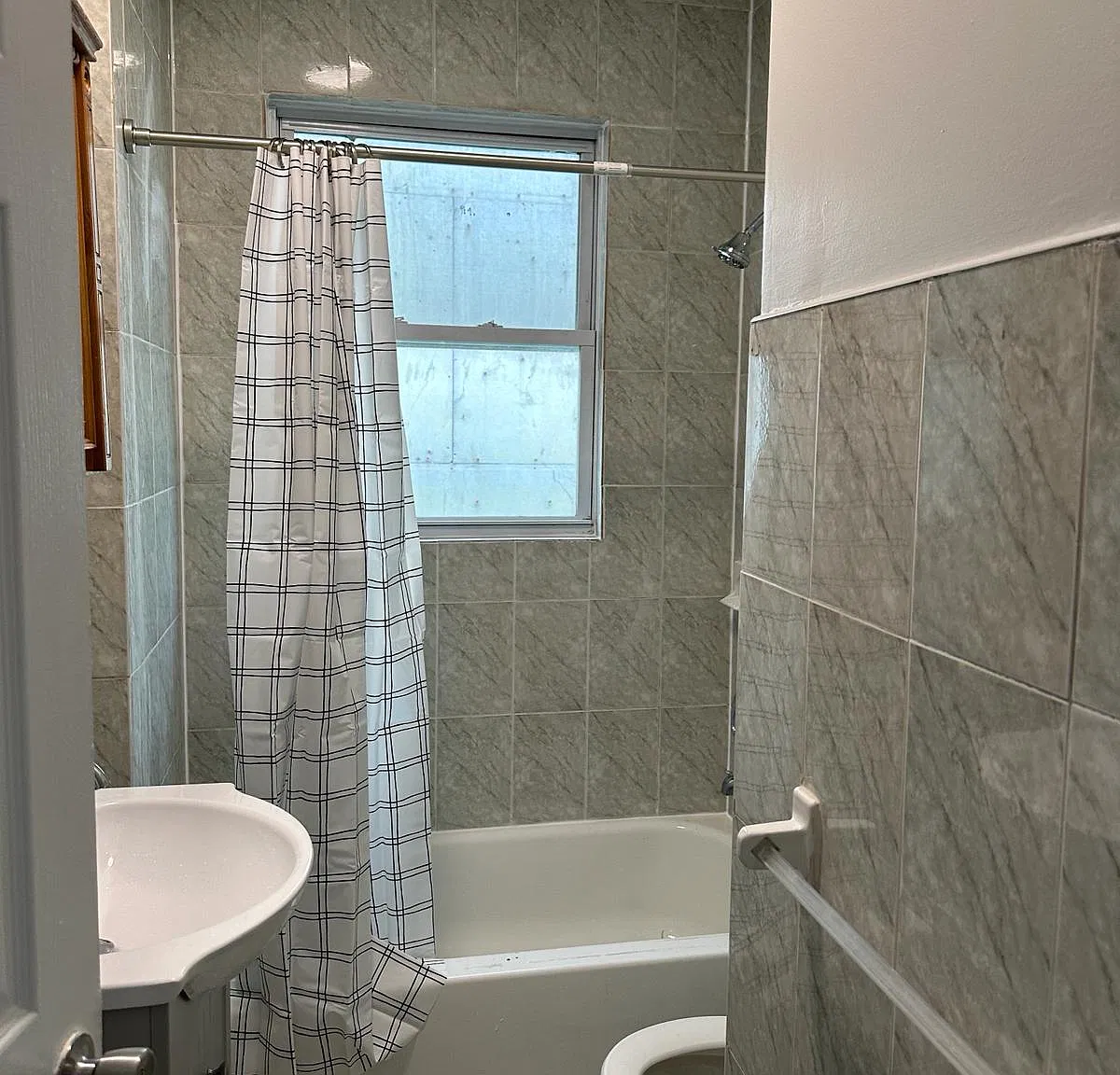 3 bed, 1000 sqft, $3,373 — Photo 4