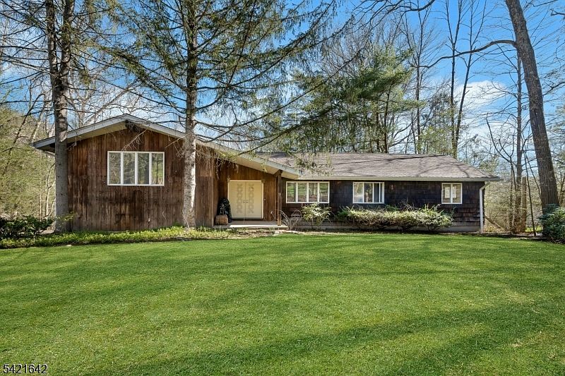 1st image of 24 Deerhaven Ln