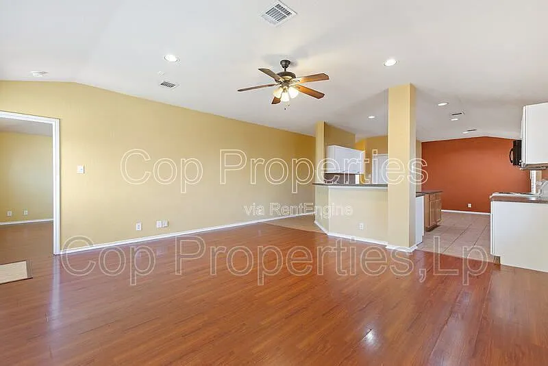 3 bed, 2.0 bath, 1677 sqft, $1,750 — Photo 4