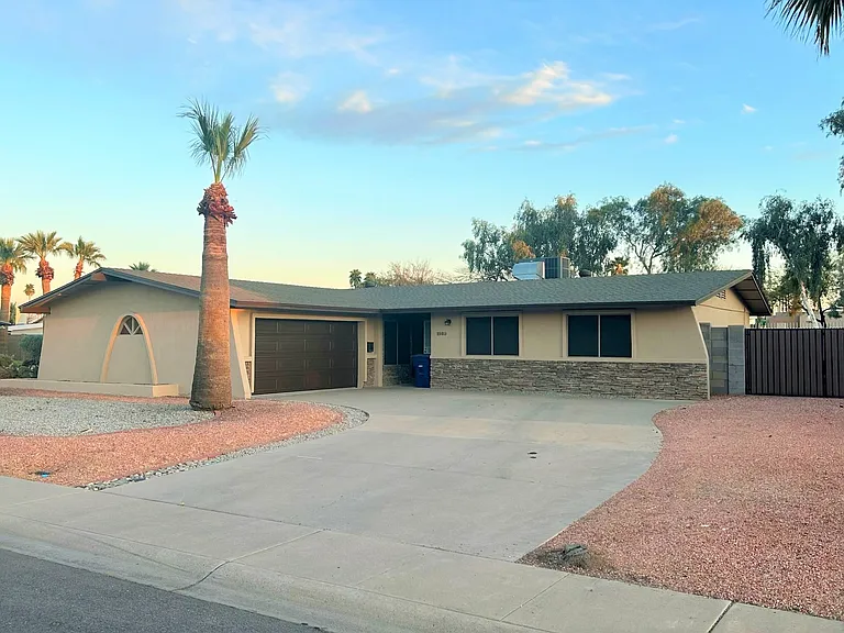 1989 E Dunbar Dr — Photo 1