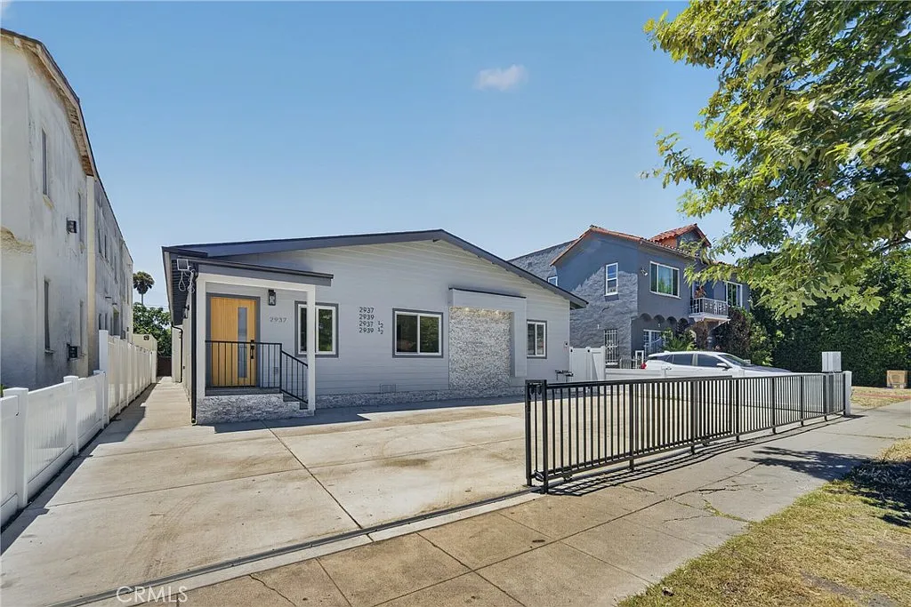 3 bed, 1100 sqft, $3,895 — Photo 1