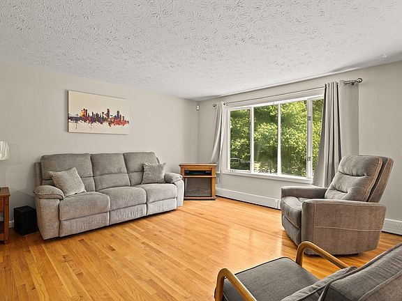 5th image of 738 King Philip St