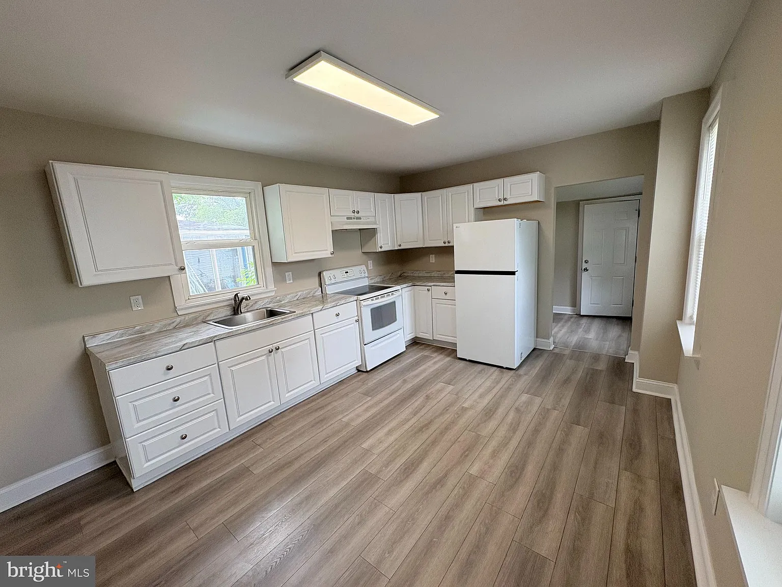3 bed, 1.0 bath, 1376 sqft, $2,100 — Photo 3