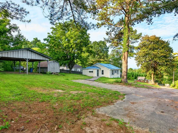 241 E Circle Dr, Rossville, GA 30741