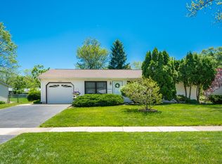 37143 N Grandwood Dr, Gurnee, IL 60031