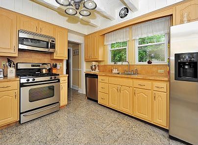 4th image of 131 Mill St