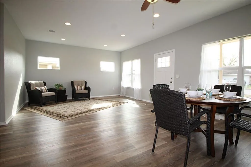 3 bed, 2.0 bath, 1359 sqft, $2,100 — Photo 3