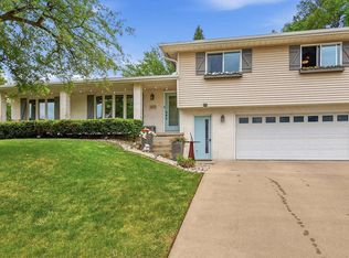 3025 Country Cove Ct, Dubuque, IA 52001
