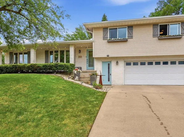 3025 Country Cove Ct, Dubuque, IA 52001