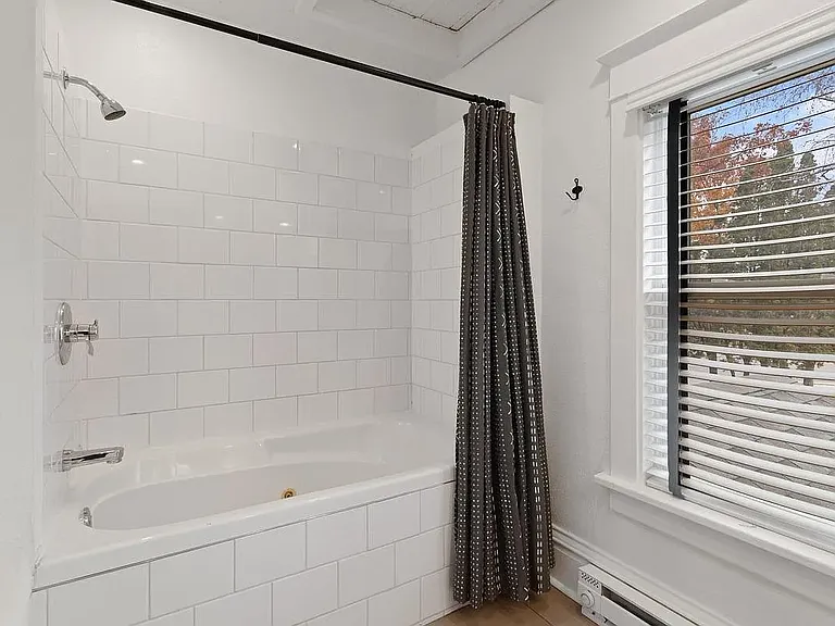 Bathroom, shower/tub