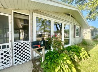 215 Hickory St, Flora, IL 62839