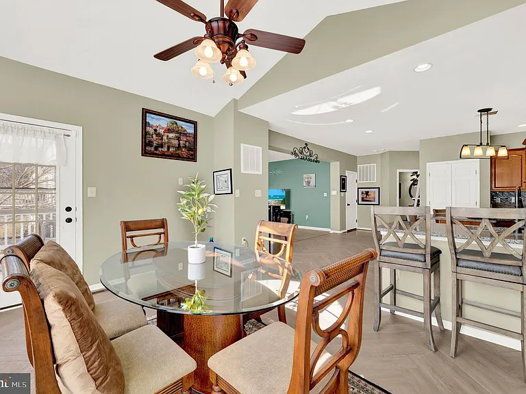 533 Rubens Cir — Photo 8