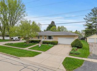 215 N State St, Genoa, IL 60135