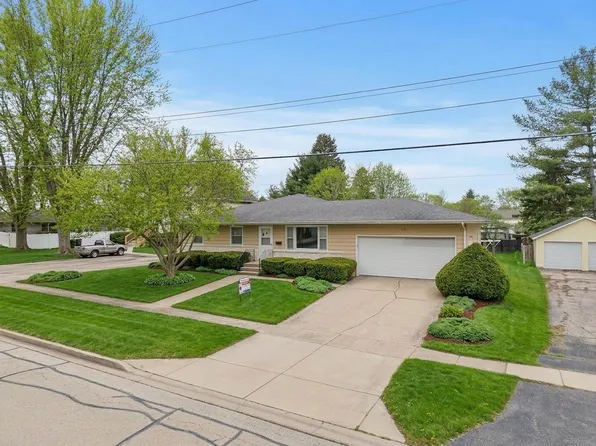215 N State St, Genoa, IL 60135