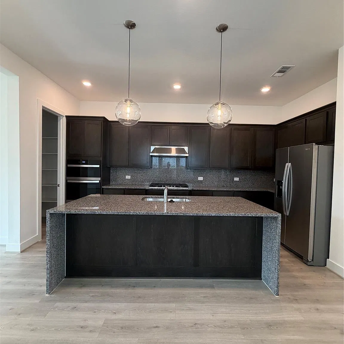 4 bed, 3.0 bath, 2400 sqft, $2,900 — Photo 1