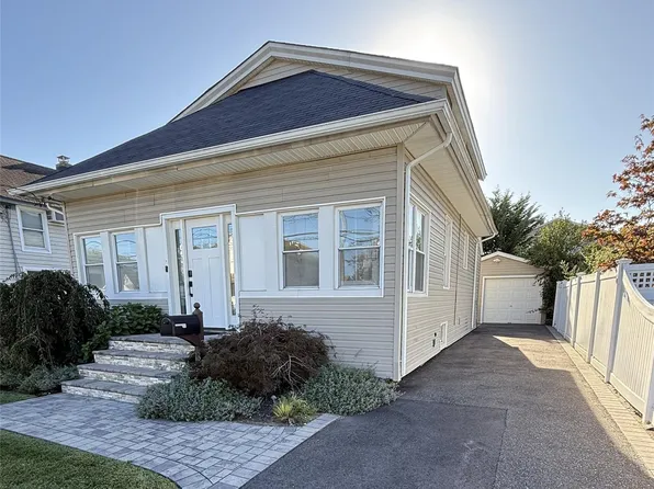 18 1st Ave, East Islip, NY 11730