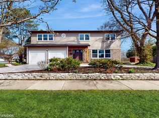 104 W Canterbury Dr, Arlington Heights, IL 60004