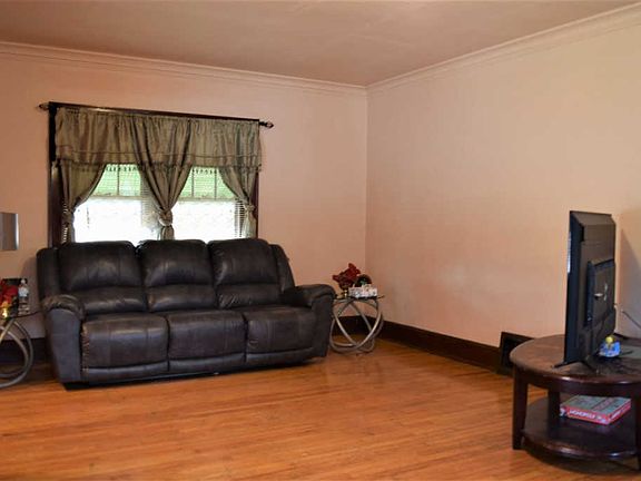 5th image of 2123 Benderwirt Ave