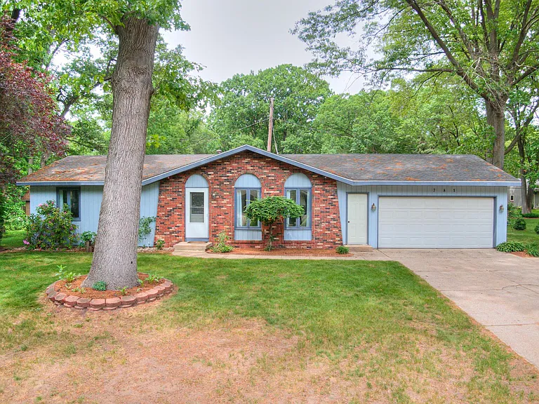 781 Pine Bay Ave — Photo 1
