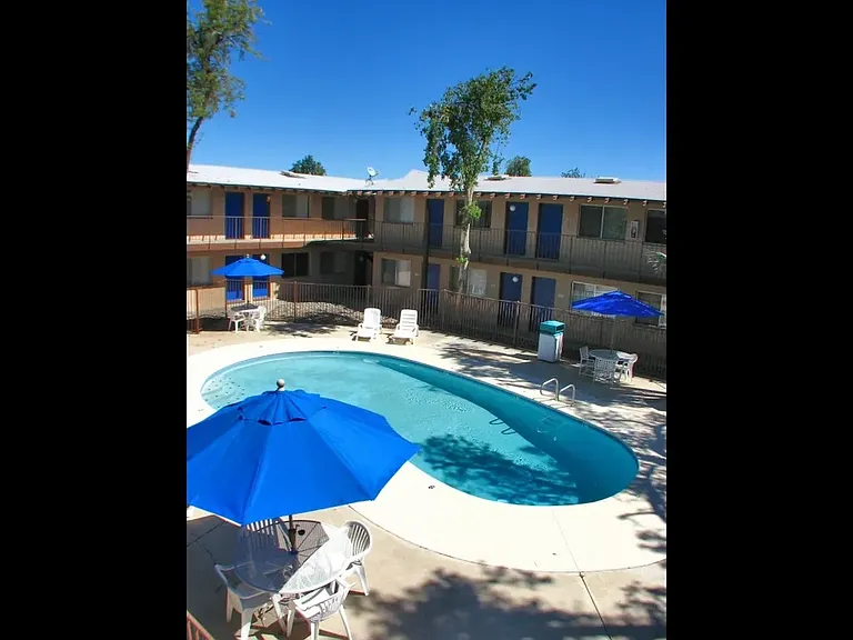 Chateau Gardens Apartments — Photo 3